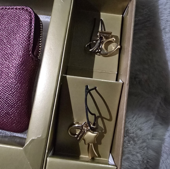 NIB Coach Wristlet w 2 charms - Picture 3 of 7